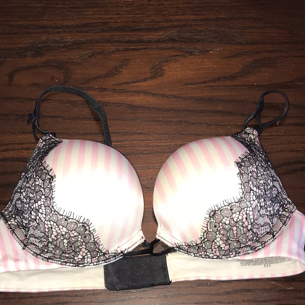 Victoria’s Secret bombshell push up bra